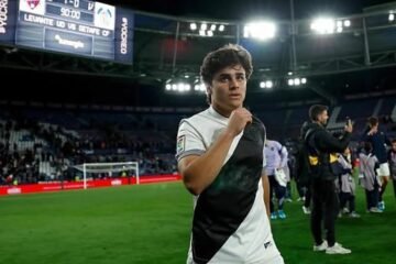 El Sevilla FC, atento a lo que pase con Carlos Álvarez