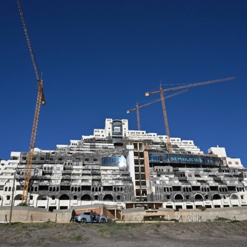 El Consejo Consultivo allana el camino para demoler El Algarrobico 20 años después de su paralización