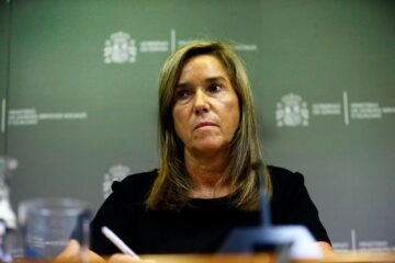 Fernando Simón con Mónica García y con Ana Mato: esta crisis no es como la covid, sino como el ébola