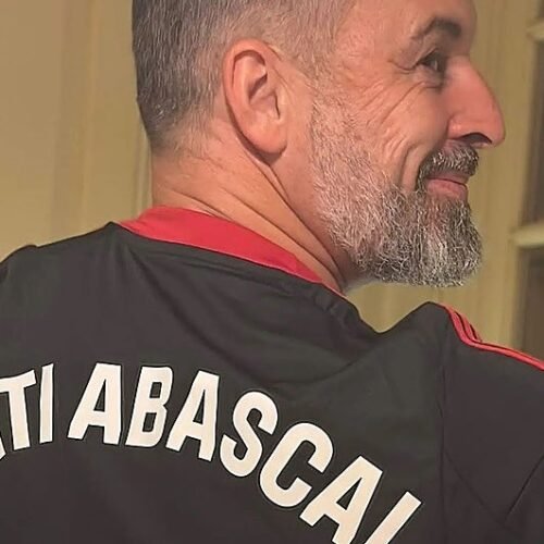Santiago Abascal explica su foto con la camiseta del Sevilla FC: «Me la regaló un amigo»