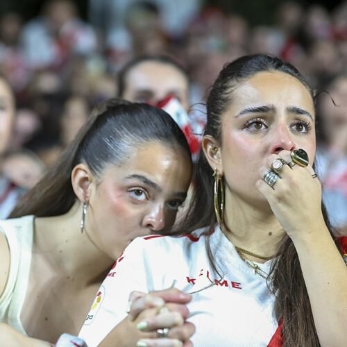 El llanto de Vallecas: el sueño europeo del Rayo se apaga entre las lágrimas de su afición