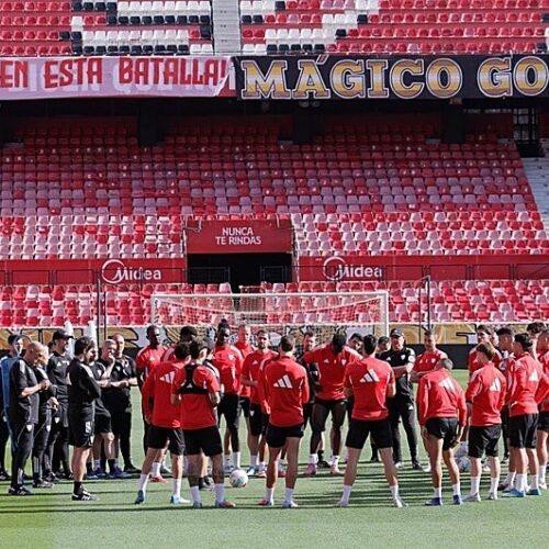 La afición se vuelca en el entrenamiento previo a la Real: «No estáis solos en esta batalla»