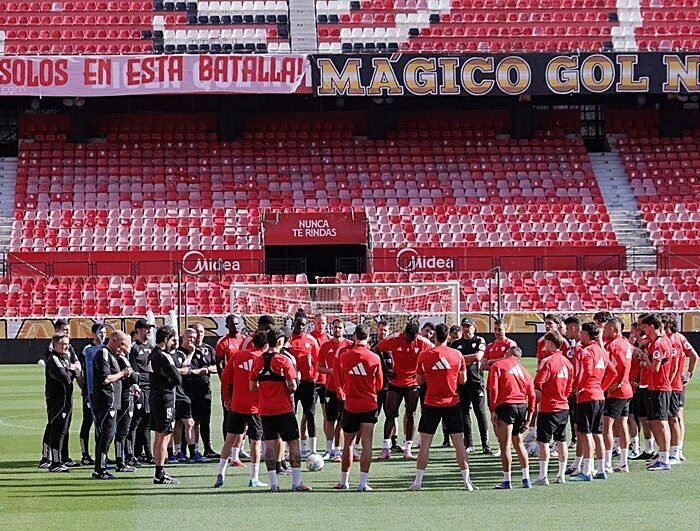 La afición se vuelca en el entrenamiento previo a la Real: «No estáis solos en esta batalla»