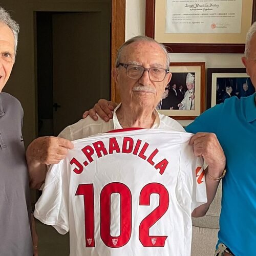 Emotiva sorpresa del Sevilla FC a su abonado más longevo, José Pradilla, de 102 años
