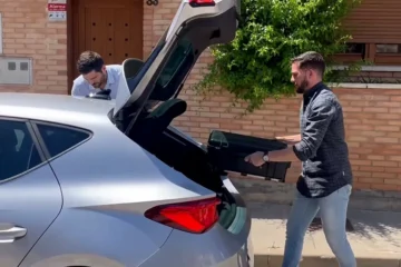 La UCO sale con maletas y cajas de la casa de Santos Cerdán en Milagro (Navarra)