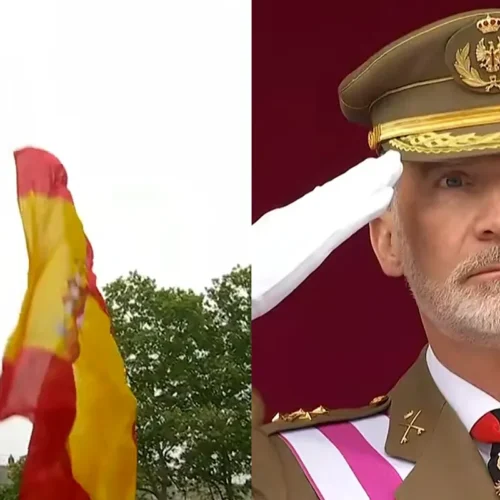 La bandera nacional se cae durante su izado en el acto por el día de las Fuerzas Armadas