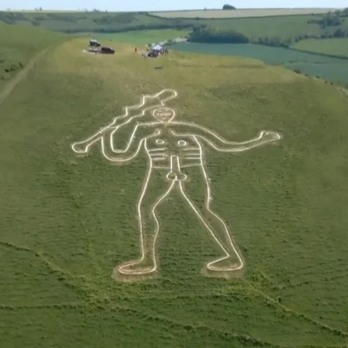 Reparan el gigante de tiza de Cerne Abbas, en Reino Unido