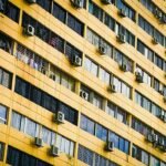 Confirmado por la Ley de Propiedad Horizontal: poner el aire acondicionado en la fachada puede acabar en multa de hasta 3.000 euros