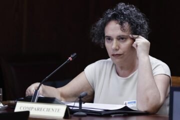 La secretaria de Zapatero, Gertrudis Alcázar, calla en el Senado ante la acusación de ser un «nodo central» de la trama
