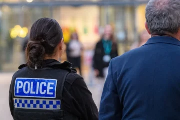 Un policía británico suspendido por haber fabricado pruebas incriminatorias con Inteligencia Artificial