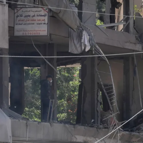 Israel ataca el bastión de Hezbolá en Beirut en un momento crítico de las negociaciones entre EEUU e Irán