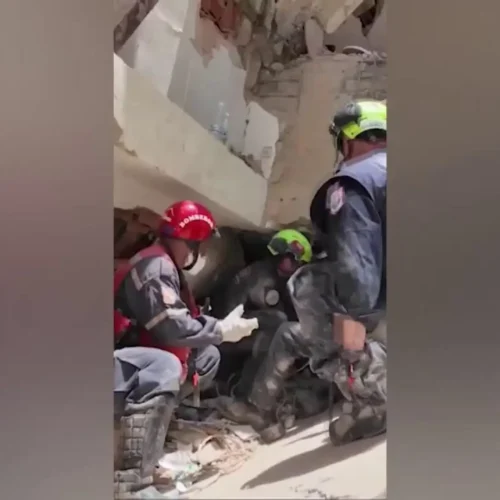 Rayos de esperanza en medio de la tragedia de Venezuela: un bebé y un niño de 11 años son rescatados tras tres días bajo escombros