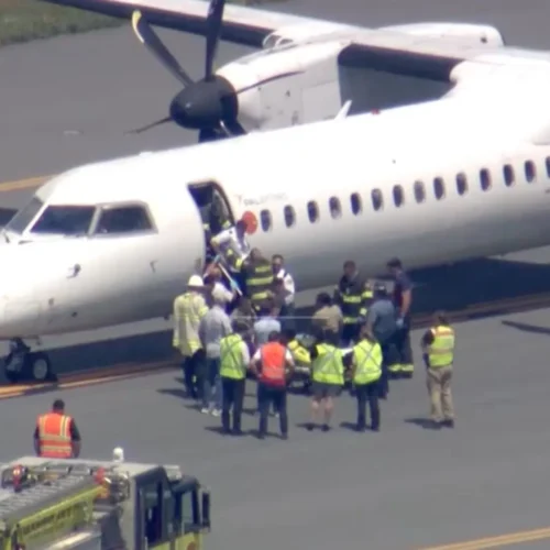 Un grupo de pasajeros atiende al piloto de su avión tras sufrir convulsiones en pleno vuelo: «Cuando se desvió, supe que algo iba mal»