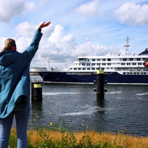 El ‘Hondius’ zarpa de nuevo: el crucero que sufrió el hantavirus viaja al Ártico cargado con empleados