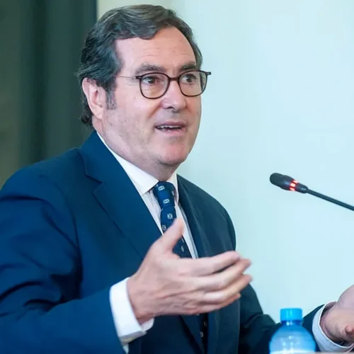 Garamendi se muestra «preocupado» por el absentismo: «Nos cuesta 33 mil millones»