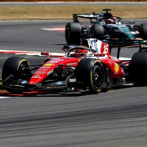 Leclerc saca oro de la falta de fiabilidad de Mercedes