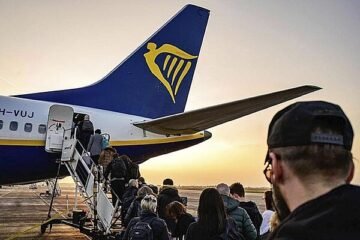 Una ventanilla de  un avión de  Ryanair se rompe en pleno vuelo de Grecia a Alemania y un pasajero casi sale despedido: «La mitad del cuerpo de mi marido acabó fuera»