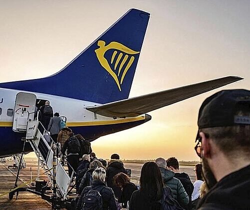 Una ventanilla de  un avión de  Ryanair se rompe en pleno vuelo de Grecia a Alemania y un pasajero casi sale despedido: «La mitad del cuerpo de mi marido acabó fuera»
