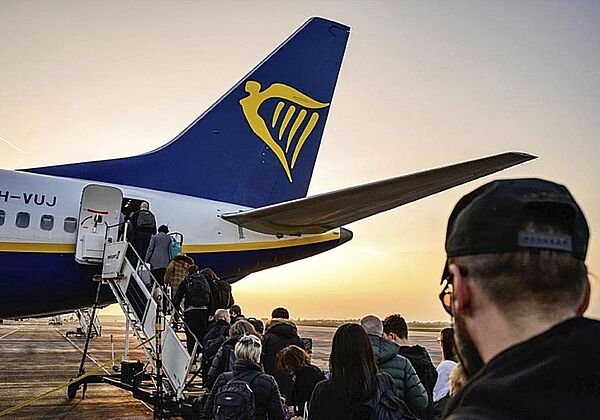 La crisis de Ormuz pasa factura a Ryanair, que gana un 34% menos pese a aumentar el tráfico de pasajeros