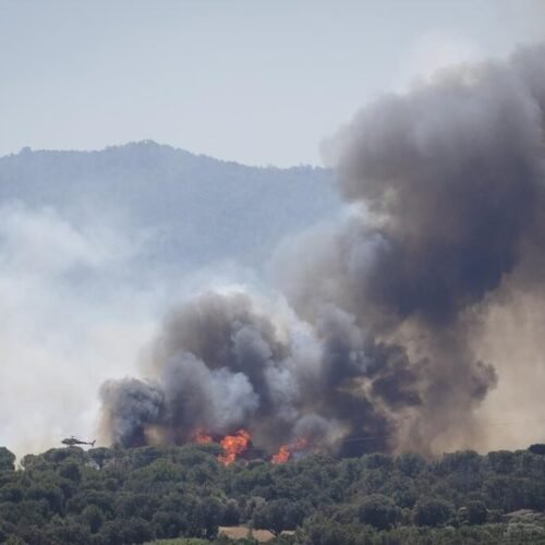 La UME envía efectivos al incendio en el Empordà, con un detenido y varias poblaciones de la Costa Brava confinadas