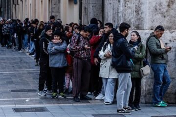 La Policía alerta del «colapso» para formalizar las tarjetas de identificación de los regularizados, agravado por el tráfico ilegal de citas