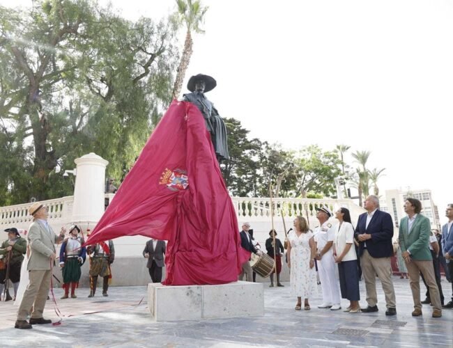 Cartagena inmortaliza al Capitán Alatriste en homenaje a su escritor y paisano más ilustre