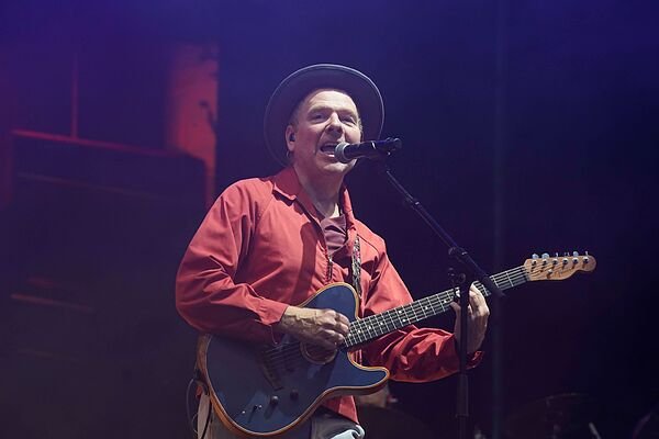 Belle and Sebastian emocionan con su cumpleaños pop en la noche tropical de Barcelona