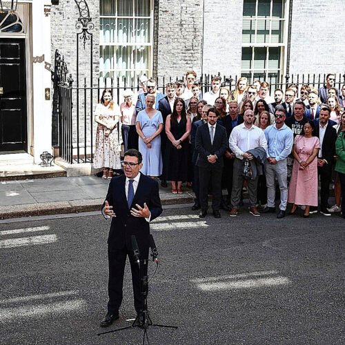 Burnham arranca su Gobierno reduciendo impuestos y aumentando las ayudas sociales