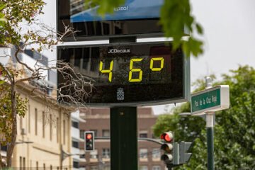 El calor sofocante y las tormentas ponen en alerta a gran parte de España mientras Andalucía está en aviso rojo por temperaturas de hasta 44 grados