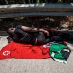 El colapso del CETI deja a decenas de migrantes durmiendo en la calle mientras Ceuta recupera tres cadáveres del mar