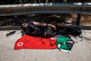 El colapso del CETI deja a decenas de migrantes durmiendo en la calle mientras Ceuta recupera tres cadáveres del mar