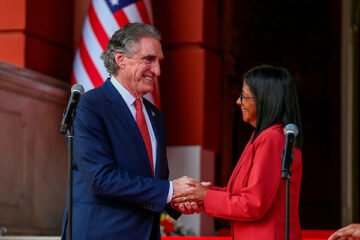 Delcy Rodríguez fichó por cuatro millones a Amsterdam como asesor de Venezuela en EEUU en su primer intento de acercarse a Trump