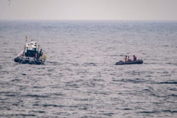 Más de mil personas entran en Ceuta a nado en la última semana y colapsan los centros de acogida