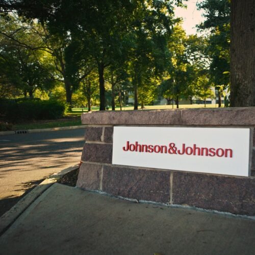 Johnson & Johnson propone un acuerdo de 5.500 millones para resolver las 76.000 demandas por su producto de talco