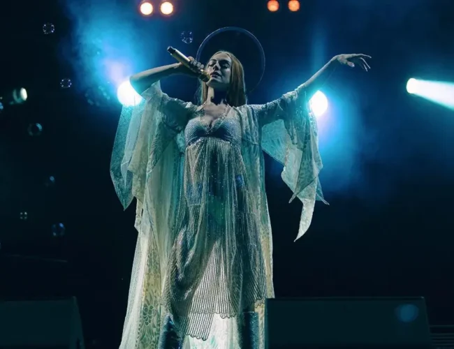Mother Mary: Anne Hathaway se viste de diosa pop (**)