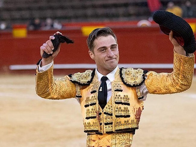 Dramática cornada en el cuello del torero valenciano El Niño de las Monjas en Perú