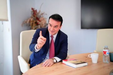 La empresa de Iván Redondo, el exjefe de gabinete de Sánchez, entra en la industria con la compra de Norclamp y ya factura 21 millones de euros