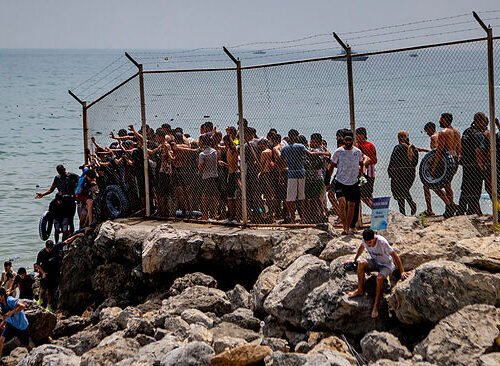 55 agentes sólo en primera línea cuando se desató el «caos» en Ceuta: «Era imposible controlarlo»