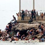 España sufre la mayor crisis en sus fronteras ante la «permisividad del Marruecos» y la parálisis del Gobierno durante ocho horas