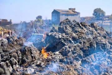 Incendios de Fermoselle (Zamora) y Veguellina (León) mantienen en jaque a los efectivos, que no sujetan sus frentes