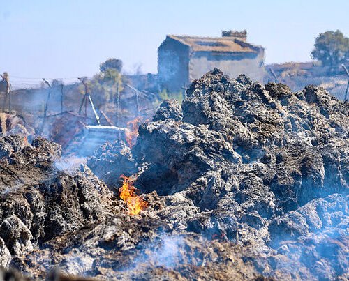 Incendios de Fermoselle (Zamora) y Veguellina (León) mantienen en jaque a los efectivos, que no sujetan sus frentes