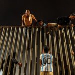 Unas 50.000 personas cruzan  la frontera con Ceuta ante la mirada del Ejército y la Guardia Civil y el Gobierno asegura que 48.300 ya han regresado a Marruecos