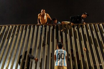 Unas 50.000 personas cruzan  la frontera con Ceuta ante la mirada del Ejército y la Guardia Civil y el Gobierno asegura que 48.300 ya han regresado a Marruecos