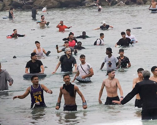 Entrada masiva de inmigrantes a Ceuta, última hora en directo | Sube a 24 el número de cadáveres recuperados en la costa de Ceuta durante la entrada masiva de inmigrantes