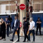 Decenas de personas reciben a Sánchez y a Marlaska frente al ayuntamiento de Ceuta con pitos y gritos de «dimisión»