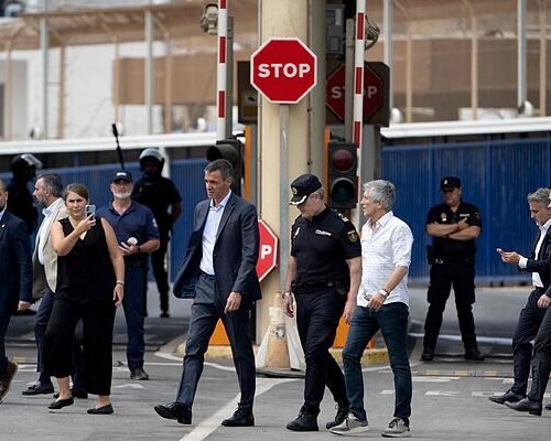 Decenas de personas reciben a Sánchez y a Marlaska frente al ayuntamiento de Ceuta con pitos y gritos de «dimisión»