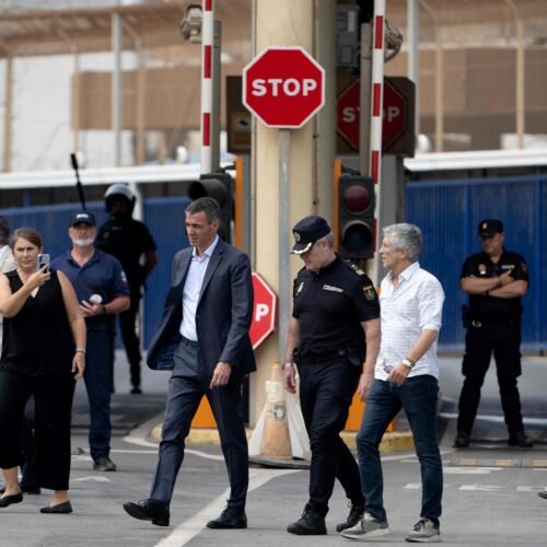Decenas de personas reciben a Sánchez y Marlaska en Ceuta con pitos, insultos y gritos de «dimisión»