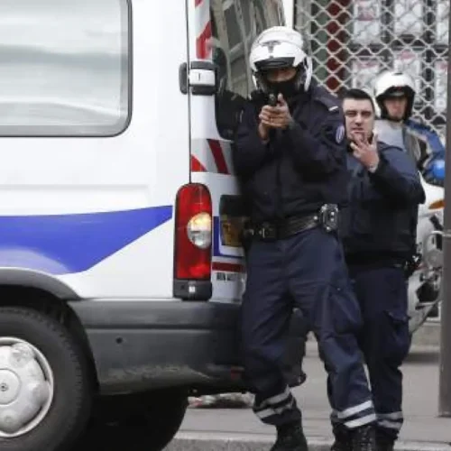 Francia aprueba la polémica ley que cambia el tratamiento judicial de los policías que usen sus armas en ejercicio de sus funciones