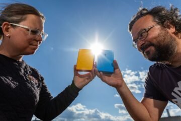 Con un dispositivo que convierte la luz en sonido y a través de la piel: así pueden disfrutar los invidentes del eclipse