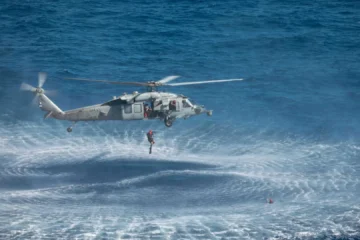Desaparecido un tripulante de un helicóptero de la Armada de EEUU tras amerizar de emergencia en el mar Arábigo